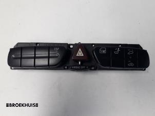 Gebrauchte Panikbeleuchtung Schalter Mercedes C Combi (S203) 2.2 C-200 CDI 16V Preis € 20,00 Margenregelung angeboten von Autobedrijf Broekhuis B.V.