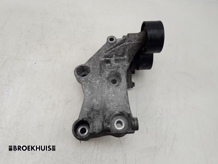 Usagé Support dynamo bas Opel Vivaro 1.6 CDTI 90 Prix € 54,45 Prix TTC proposé par Autobedrijf Broekhuis B.V.