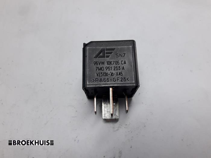 Relay Volkswagen Golf V 1.9 TDI 7M0951253A