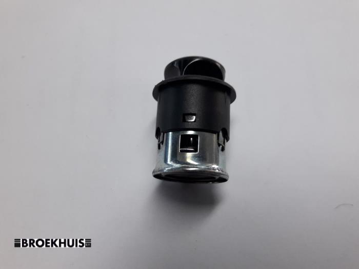 Lighter from a Mercedes-Benz C Combi (S203) 2.2 C-200 CDI 16V 2003