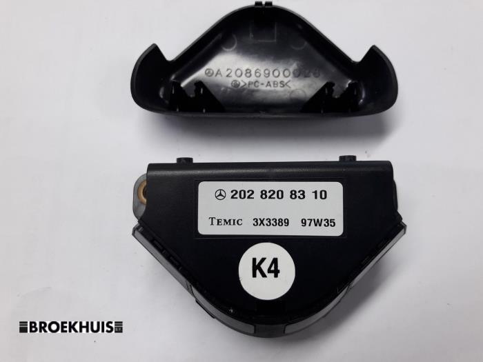 Sensor de alarma de un Mercedes-Benz CLK (W208) 2.0 200K Evo 16V 2000