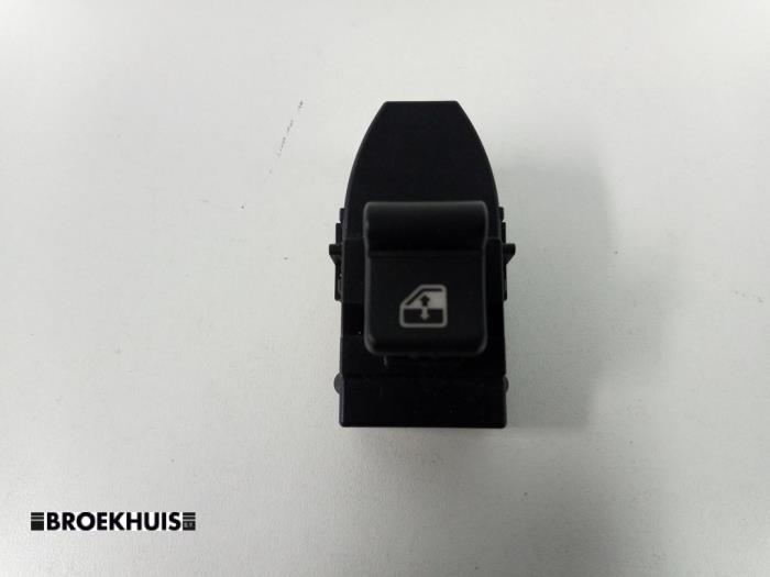 Usados Interruptor de ventanilla eléctrica Alfa Romeo 159 (939AX) 1.8 MPI 16V Precio € 10,00 Norma de margen ofrecido por Autobedrijf Broekhuis B.V.