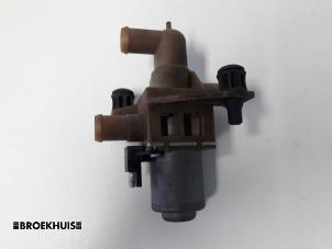 Usagé Pompe à eau Mercedes Vito (638.0) 2.2 CDI 112 16V Prix € 24,20 Prix TTC proposé par Autobedrijf Broekhuis B.V.