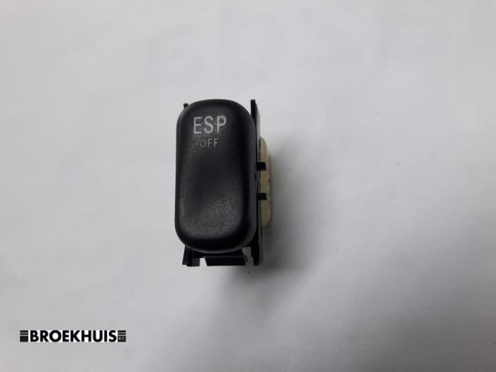 Używane Przelacznik ESP Mercedes ML I (163) 270 2.7 CDI 20V Cena € 5,00 Procedura marży oferowane przez Autobedrijf Broekhuis B.V.