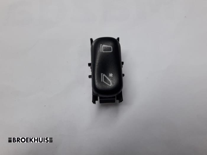 Używane Przelacznik lusterka Mercedes ML I (163) 270 2.7 CDI 20V Cena € 10,00 Procedura marży oferowane przez Autobedrijf Broekhuis B.V.