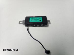 Used Antenna Amplifier Renault Captur (2R) 0.9 Energy TCE 12V Price € 15,00 Margin scheme offered by Autobedrijf Broekhuis B.V.