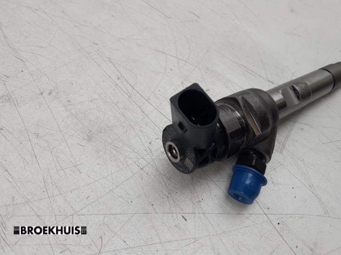 Injector (diesel) from a BMW 5 serie Touring (F11) 520d 16V 2016