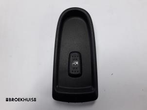 Used Electric window switch Iveco New Daily IV 35C12V, 35C12V/P, 35S12V, 35S12V/P Price € 12,10 Inclusive VAT offered by Autobedrijf Broekhuis B.V.