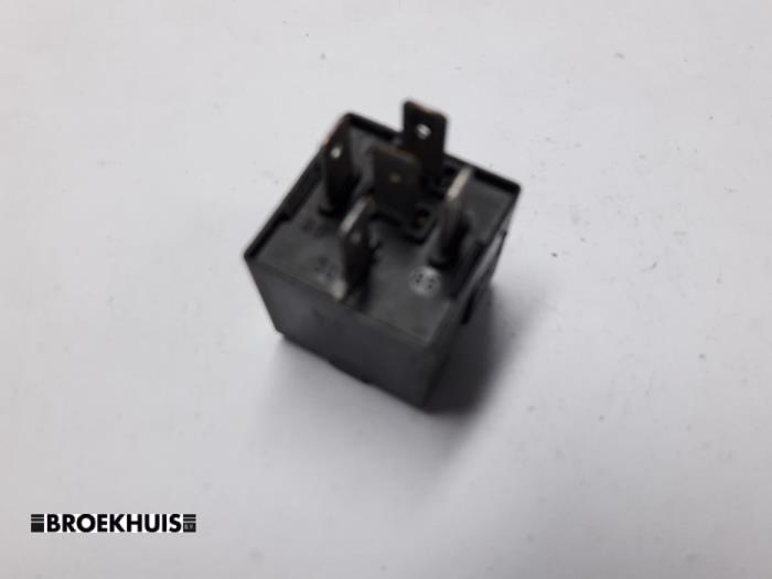 Begagnade Relä Iveco New Daily IV 35C14V, C14V/P, S14C, S14C/P, S14V, S14V/P Pris € 5,00 Marginaltabell erbjuds av Autobedrijf Broekhuis B.V.
