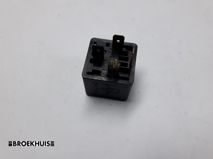 Begagnade Relä Iveco New Daily IV 35C14V, C14V/P, S14C, S14C/P, S14V, S14V/P Pris € 5,00 Marginaltabell erbjuds av Autobedrijf Broekhuis B.V.