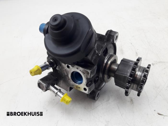 Mechanical fuel pump from a BMW 2 serie Active Tourer (F45) 218d 2.0 TwinPower Turbo 16V 2017