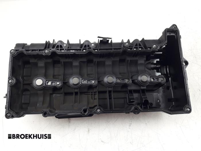 Rocker cover from a BMW 2 serie Active Tourer (F45) 218d 2.0 TwinPower Turbo 16V 2017