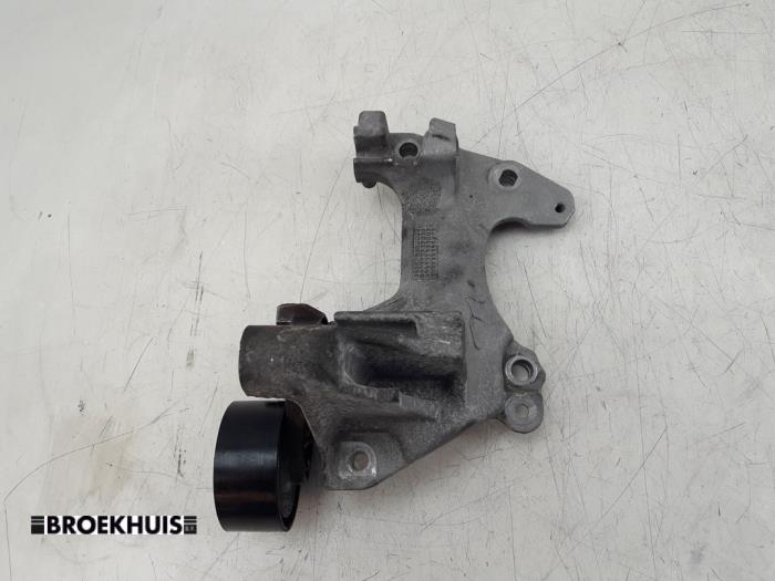 Usagé Support dynamo bas Renault Captur I (2R) 0.9 Energy TCE 12V Prix € 25,00 Règlement à la marge proposé par Autobedrijf Broekhuis B.V.