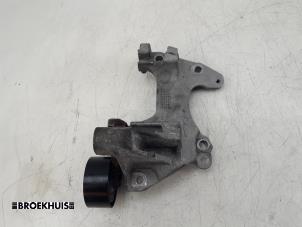 Used Alternator lower bracket Renault Captur (2R) 0.9 Energy TCE 12V Price on request offered by Autobedrijf Broekhuis B.V.