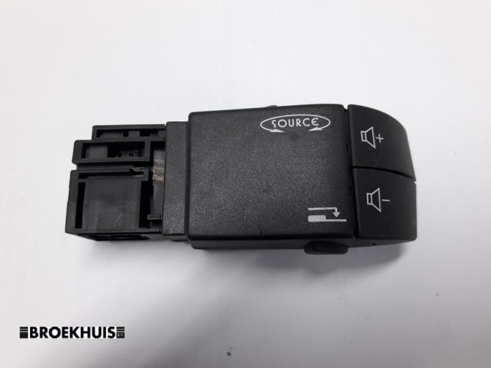 Steering wheel mounted radio control from a Renault Trafic New (FL) 2.5 dCi 16V 145 2007