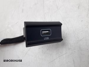 Używane Zlacze AUX/USB Kia Niro I (DE) 64 kWh Cena € 25,00 Procedura marży oferowane przez Autobedrijf Broekhuis B.V.