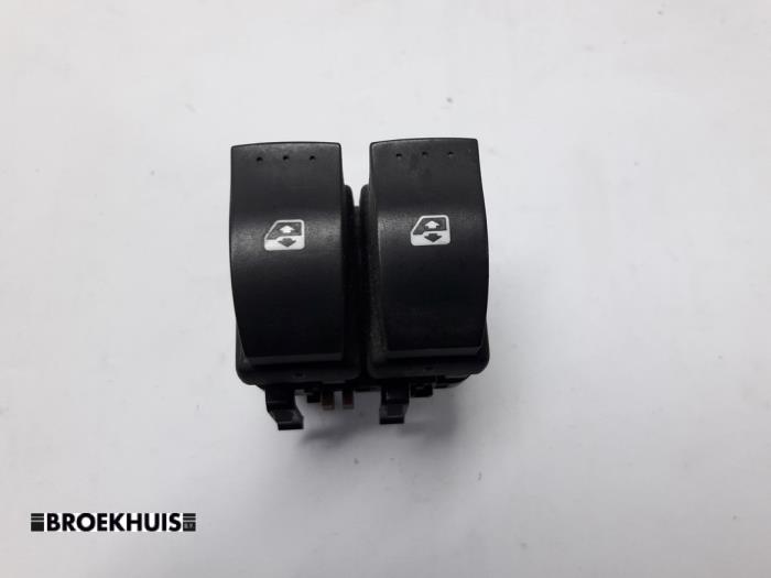 Usados Interruptor de ventanilla eléctrica Renault Espace (JK) 3.0 dCi V6 24V Grand Espace Precio € 20,00 Norma de margen ofrecido por Autobedrijf Broekhuis B.V.