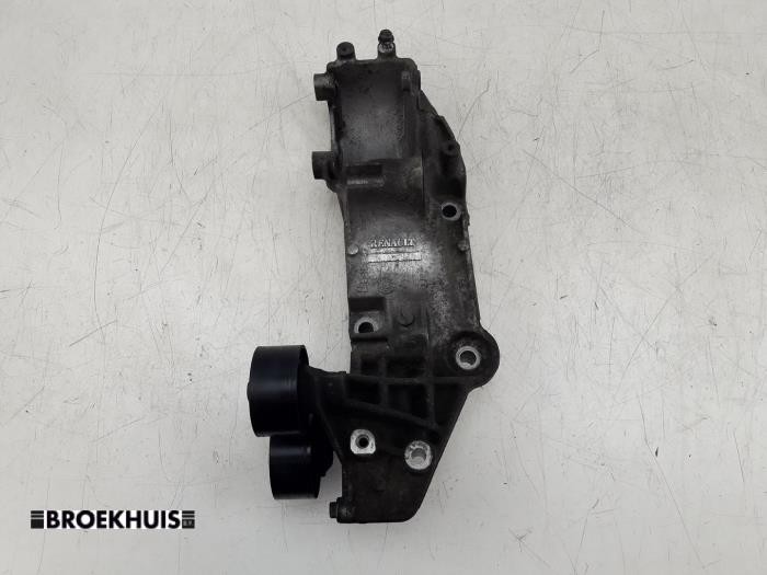Usagé Support dynamo bas Renault Master III (FV) 2.3 dCi 100 16V FWD Prix € 48,40 Prix TTC proposé par Autobedrijf Broekhuis B.V.
