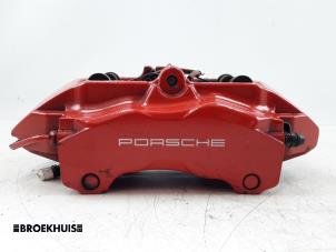 Używane Zacisk hamulcowy prawy przód Porsche 911 (997) 3.8 24V Carrera S Cena € 300,00 Procedura marży oferowane przez Autobedrijf Broekhuis B.V.