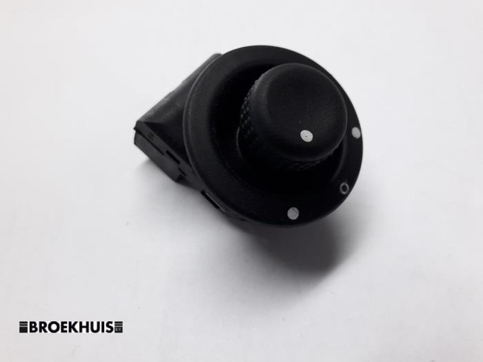 Używane Przelacznik lusterka Renault Kangoo (KC) 1.6 16V Cena € 10,00 Procedura marży oferowane przez Autobedrijf Broekhuis B.V.