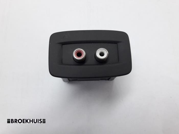 Conexión AUX-USB de un Renault Kangoo Be Bop (KW) 1.5 dCi 75 2011