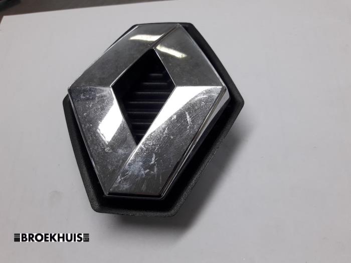 Używane Emblemat Renault Scénic II (JM) 1.5 dCi 105 Cena € 10,00 Procedura marży oferowane przez Autobedrijf Broekhuis B.V.