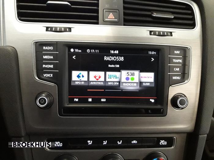 Display Multi Media control unit from a Volkswagen Golf VII Variant (AUVV) 1.0 TSI 12V BlueMotion Technology 2015