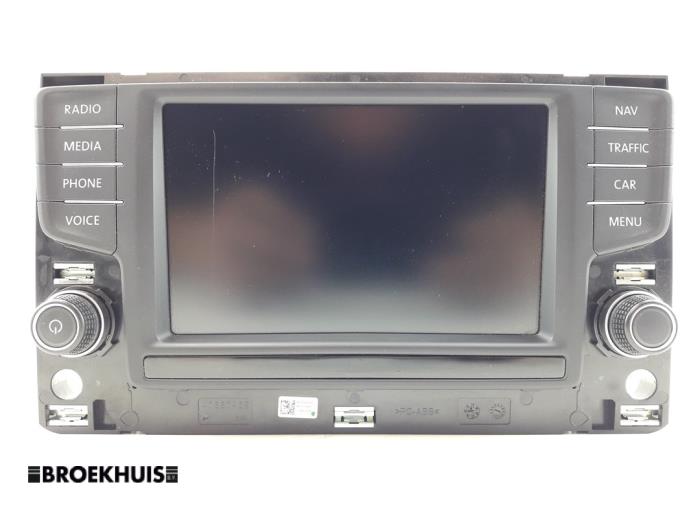 Display Multi Media control unit from a Volkswagen Golf VII Variant (AUVV) 1.0 TSI 12V BlueMotion Technology 2015