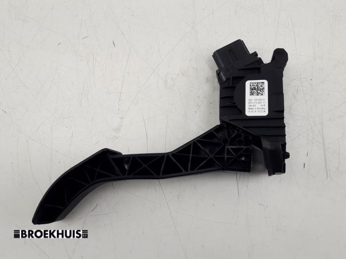 Accelerator pedal from a Volkswagen Golf VII (AUA) 1.0 TSI 12V BlueMotion 2019