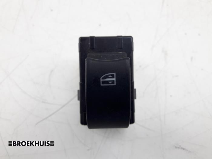 Usados Interruptor de ventanilla eléctrica Renault Koleos I 2.5 16V Precio € 10,00 Norma de margen ofrecido por Autobedrijf Broekhuis B.V.