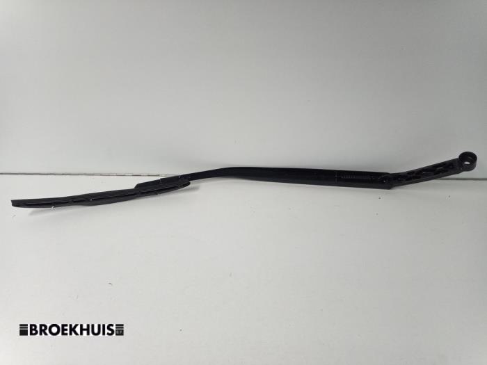 Front wiper arm from a Toyota Corolla Touring Sport (E21/EH1) 1.8 16V Hybrid 2020