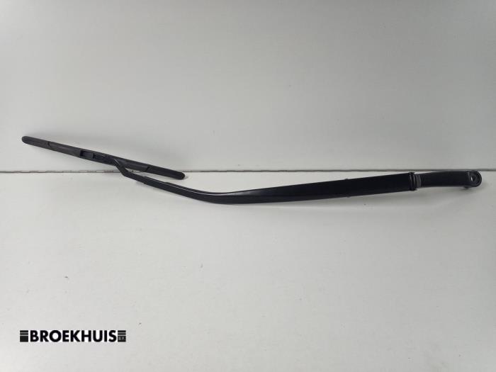 Front wiper arm from a Toyota Corolla Touring Sport (E21/EH1) 1.8 16V Hybrid 2020