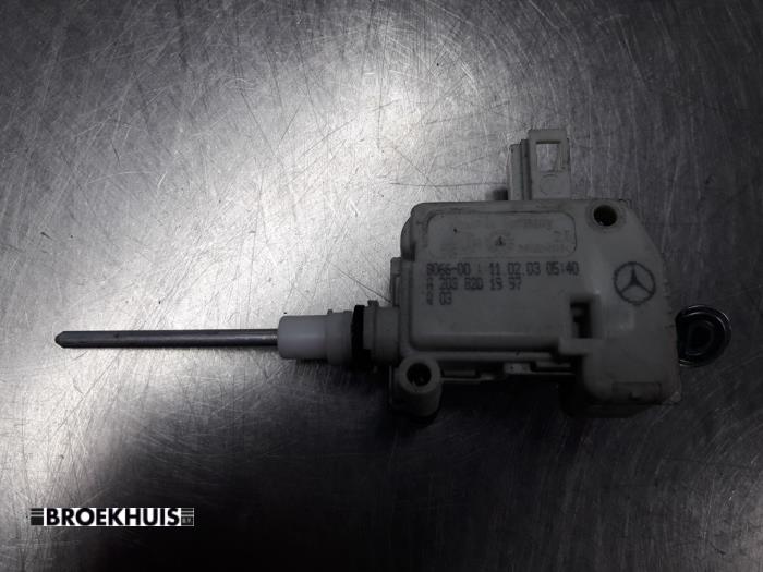 Tank flap lock motor from a Mercedes-Benz C Combi (S203) 1.8 C-180K 16V 2003