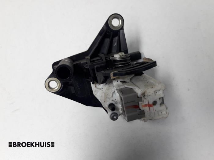 Tailgate lock mechanism from a Renault Clio II Societe (SB) 1.5 dCi 80 2002