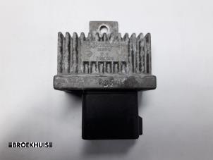 Used Glow plug relay Renault Clio III (BR/CR) 1.5 dCi 70 Price € 15,00 Margin scheme offered by Autobedrijf Broekhuis B.V.