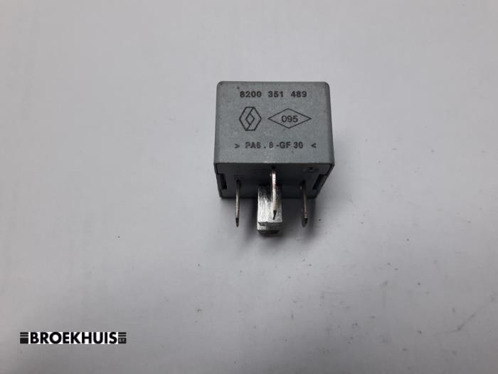Begagnade Relä Renault Clio II (BB/CB) Pris € 5,00 Marginaltabell erbjuds av Autobedrijf Broekhuis B.V.