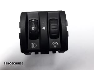 Used AIH headlight switch Renault Clio III (BR/CR) 1.2 16V 75 Price € 10,00 Margin scheme offered by Autobedrijf Broekhuis B.V.