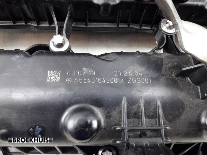 Tapa de válvulas de un Mercedes-Benz C (W205) C-200d 1.6 Turbo 16V 2019