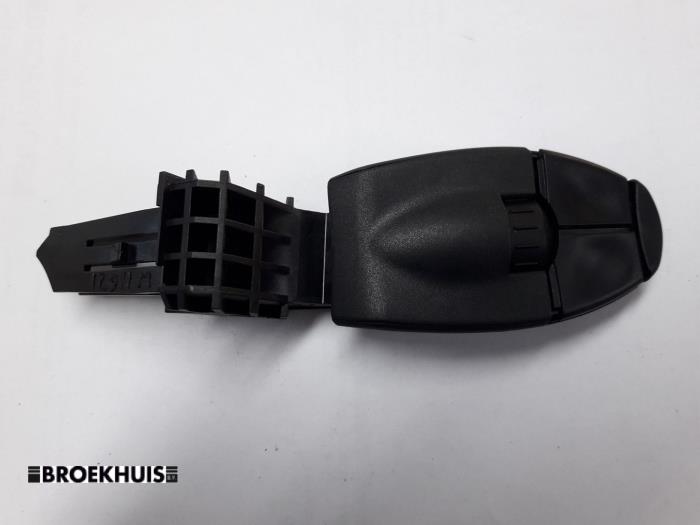 Steering wheel mounted radio control from a Peugeot 407 (6D) 1.8 16V 2004