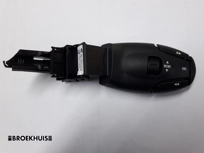 Steering wheel mounted radio control from a Peugeot 407 (6D) 1.8 16V 2004