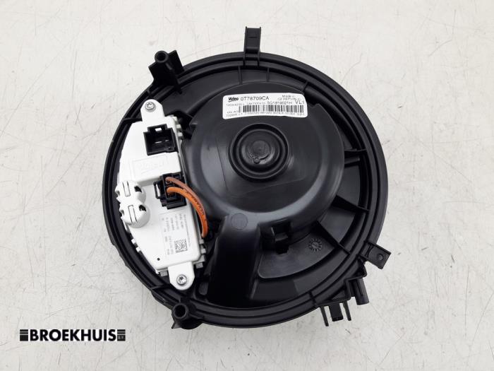 Heating and ventilation fan motor from a Audi A3 Limousine (8VS/8VM) 1.5 35 TFSI 16V 2020