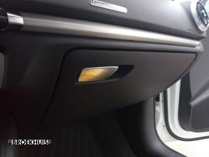 Usagé Boîte à gants Audi A3 Limousine (8VS/8VM) 1.5 35 TFSI 16V Prix € 30,00 Règlement à la marge proposé par Autobedrijf Broekhuis B.V.