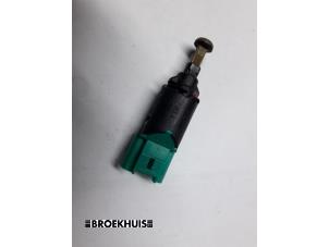 Used Brake light switch Peugeot 407 SW (6E) 2.0 HDiF 16V Price € 7,50 Margin scheme offered by Autobedrijf Broekhuis B.V.