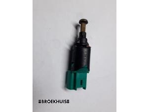 Used Brake light switch Peugeot 407 SW (6E) 2.0 HDiF 16V Price € 7,50 Margin scheme offered by Autobedrijf Broekhuis B.V.