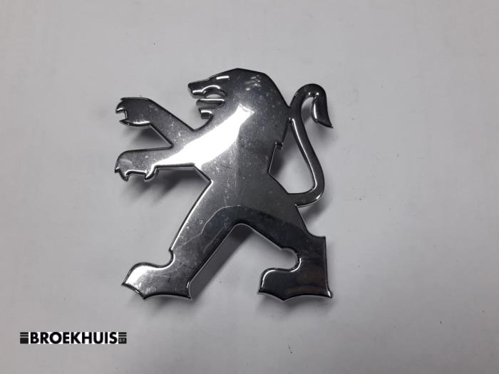 Używane Emblemat Peugeot 407 SW (6E) 1.6 HDi 16V Cena € 5,00 Procedura marży oferowane przez Autobedrijf Broekhuis B.V.