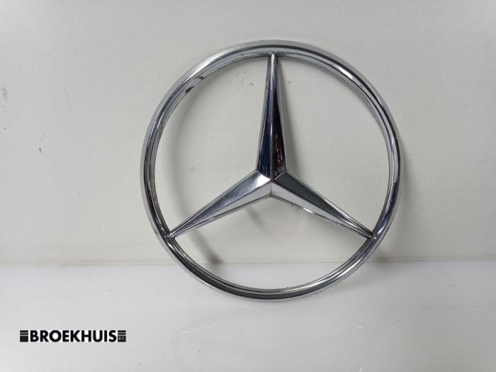 Używane Emblemat Mercedes 190E/D Cena € 5,00 Procedura marży oferowane przez Autobedrijf Broekhuis B.V.