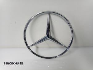 Usados Emblema Mercedes S (W126) Precio € 5,00 Norma de margen ofrecido por Autobedrijf Broekhuis B.V.