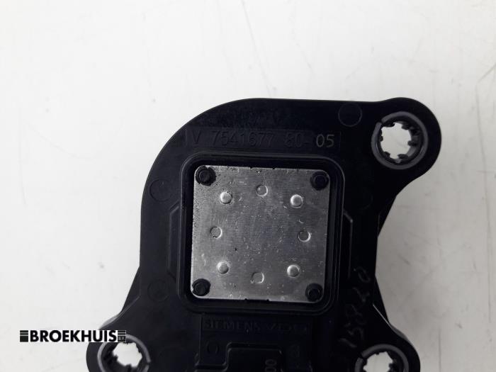 Camshaft sensor from a MINI Countryman (R60) 1.6 16V One 2014