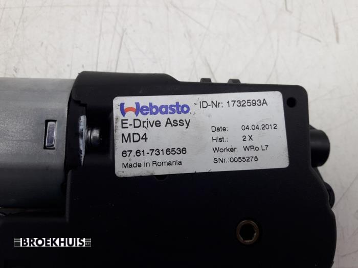 Sunroof motor from a BMW 3 serie (F30) 328i 2.0 16V 2012