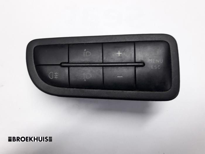 Używane Przelacznik Peugeot Bipper (AA) 1.4 HDi Cena € 10,00 Procedura marży oferowane przez Autobedrijf Broekhuis B.V.